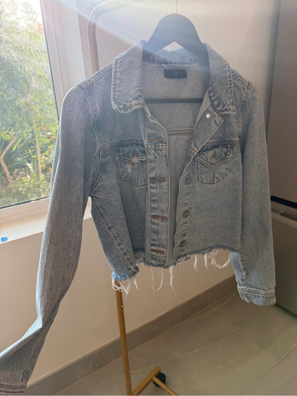 Vintage-Inspired TAHARI Blue Distressed Denim Jacket